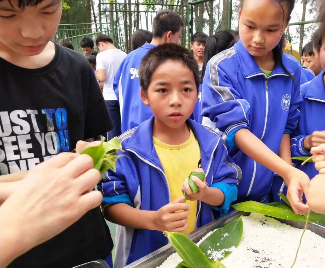 雅水中学600余名师生集体过端午传递浓情粽香