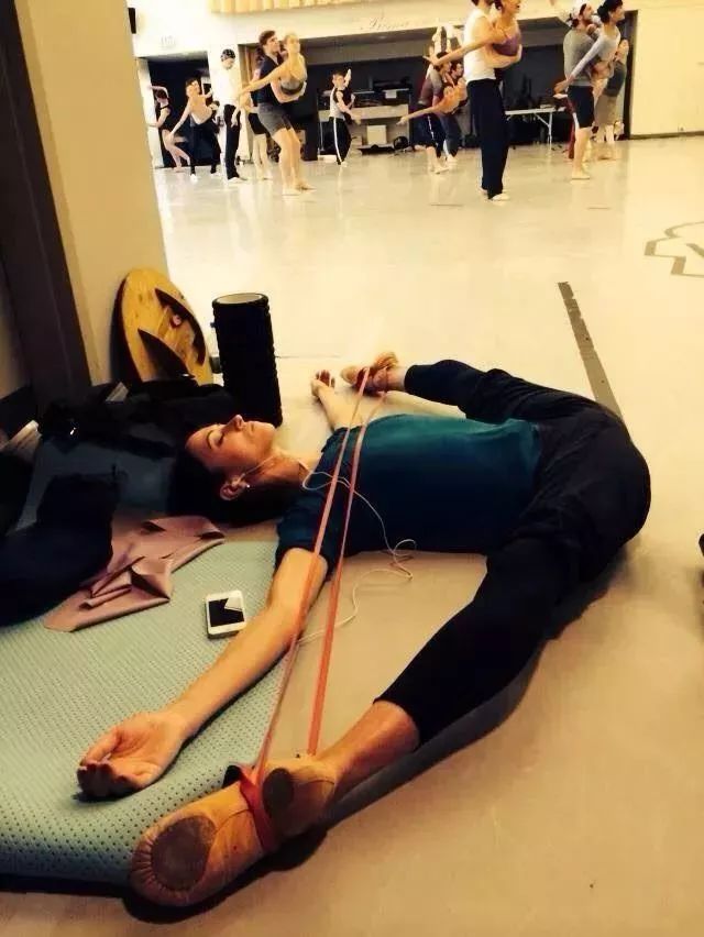 七个舞蹈基本功常出现的问题_横叉