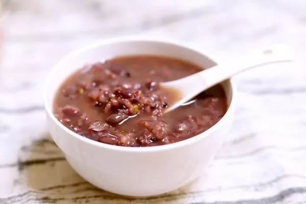 红豆又名赤小豆,《神农本草经》中说,"赤小豆可消水肿".