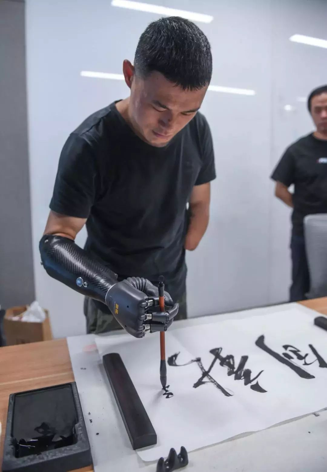 一只神奇的手臂让残障人士运动自如余杭这个小镇引新华社重点聚焦