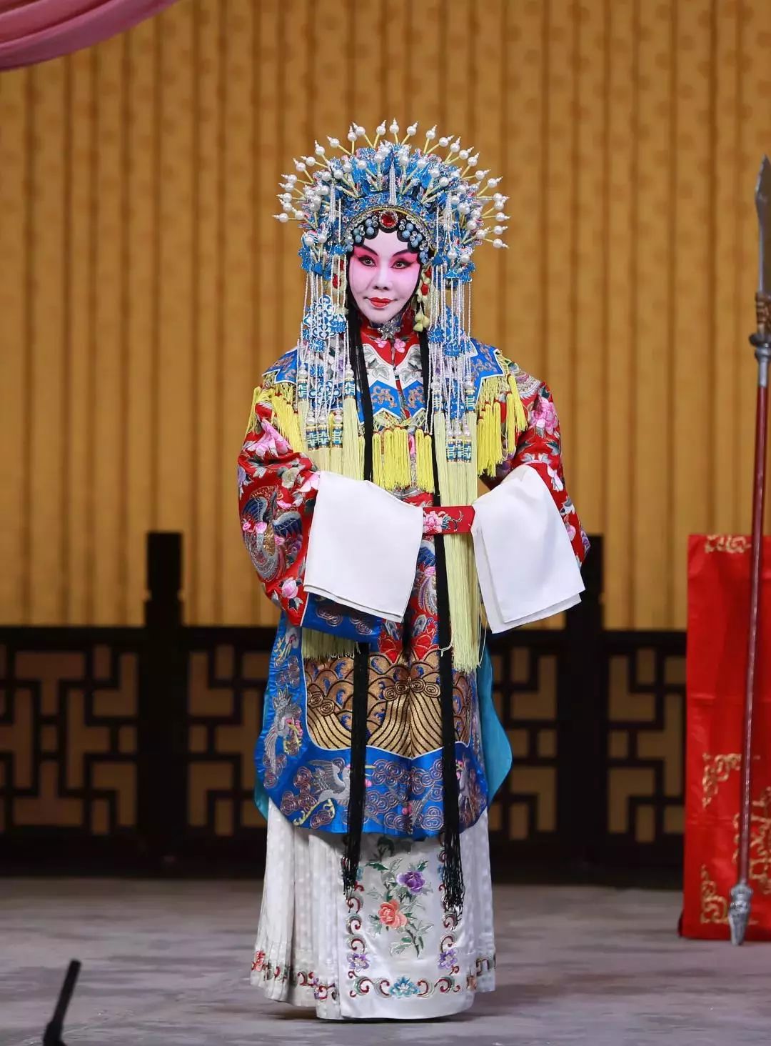 马连良,裘盛戎,袁世海等艺术家将原有的折子戏〈美人计〉〈甘露寺〉