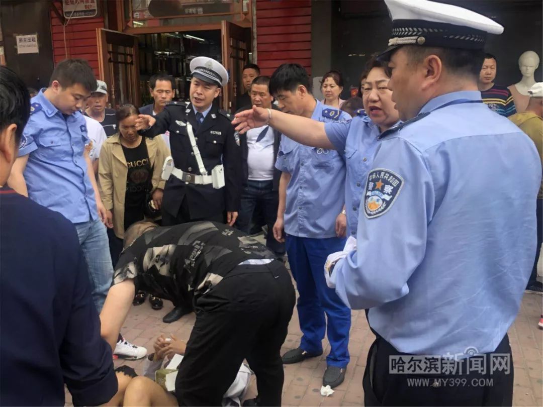 8日,呼兰交警大队政委佟利民和民警王昌海在呼兰区实验中学高考考点