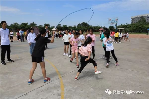 跳繩壘球跳遠跳高賽跑奮勇拼搏01比賽中,運動員們不懼困難,奮勇拼搏.