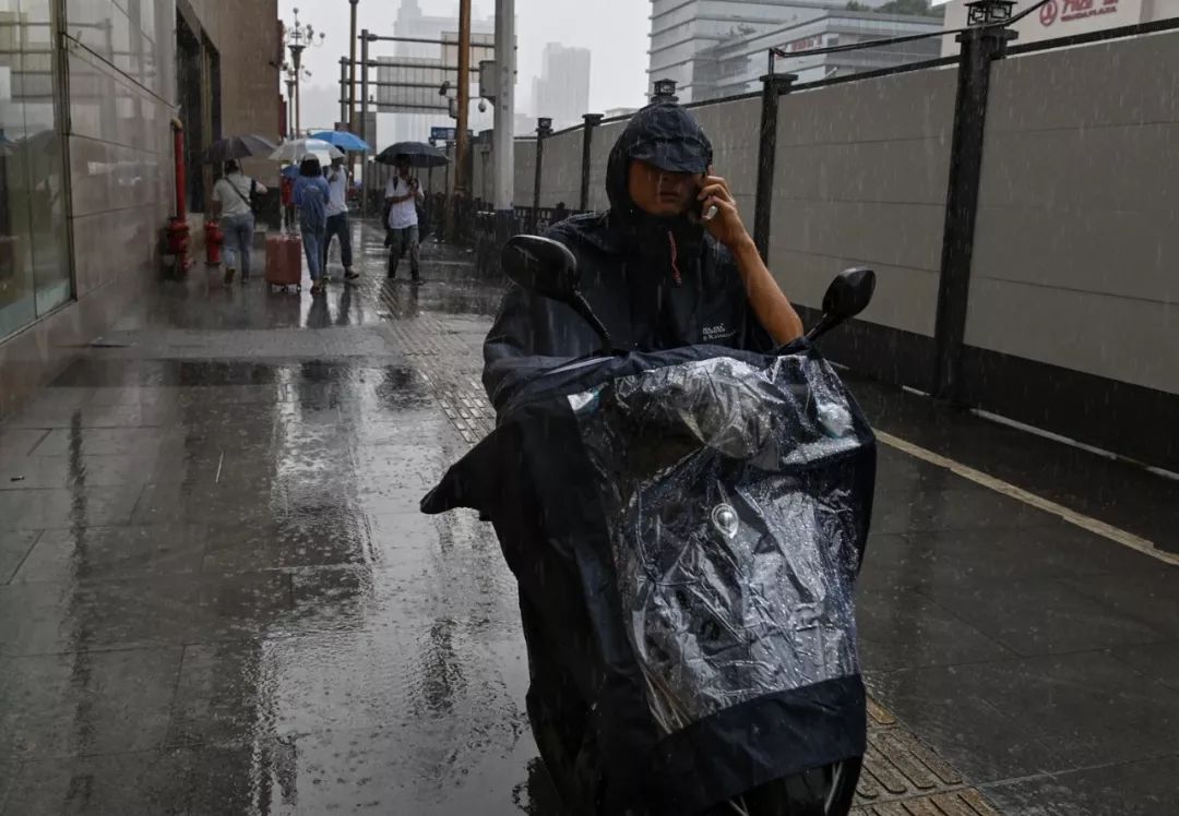毅然前行不惧风雨因为他们是那么我的心被那些身影所击中但在狂风暴雨