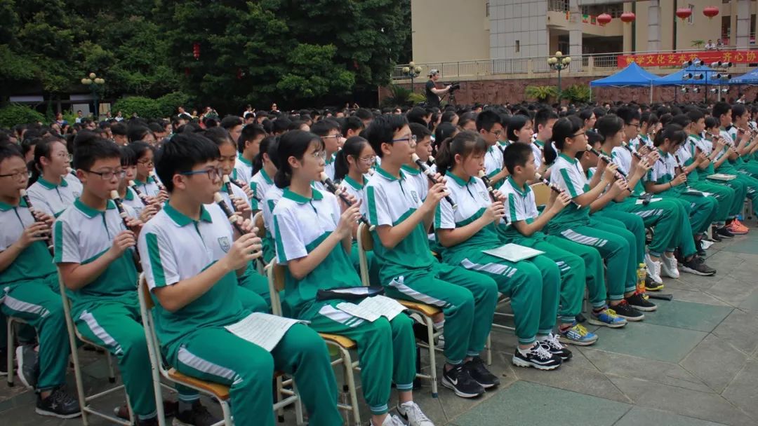 七年级/八年级全体1200名学生演奏:广州市花都区秀全外国语学校指导