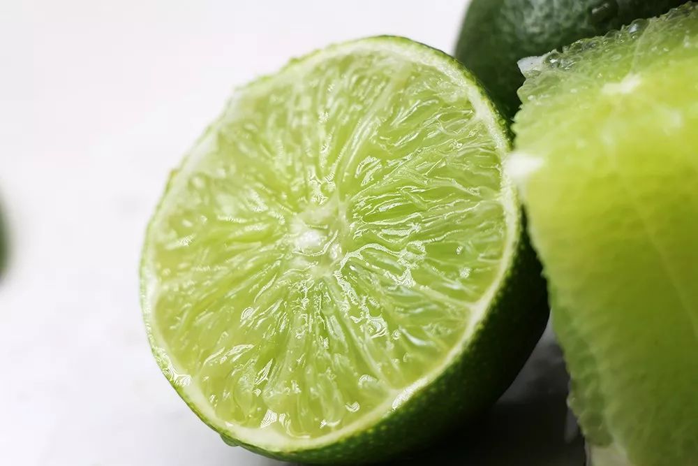 香水青柠,夏日饮料里不可或缺的一抹绿色_柠檬