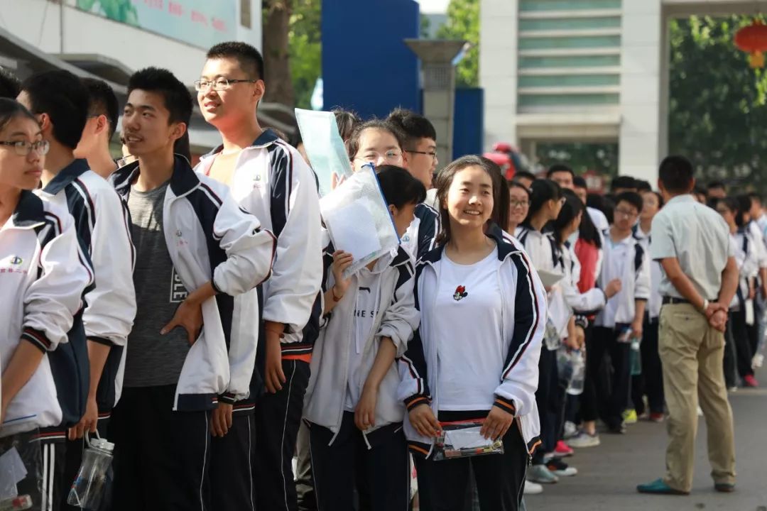 考前再好好温习一下"无问东西叩响梦想之门"励志标语而今天的主角