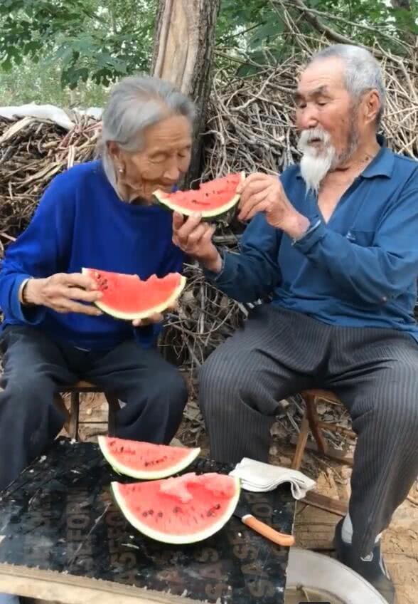 原创百岁老人秀恩爱你一口我一口年轻人感叹自愧不如