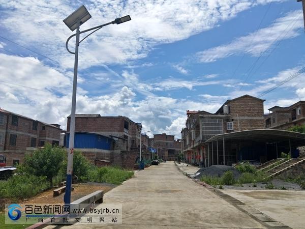 当前,走在八桂瑶族乡者达村,看着整齐的民居,干净的小巷,被高低错落