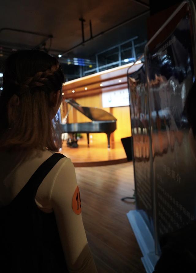 原创多多参加弹钢琴比赛穿扮端庄淑女紫色头发疑似褪色发黄