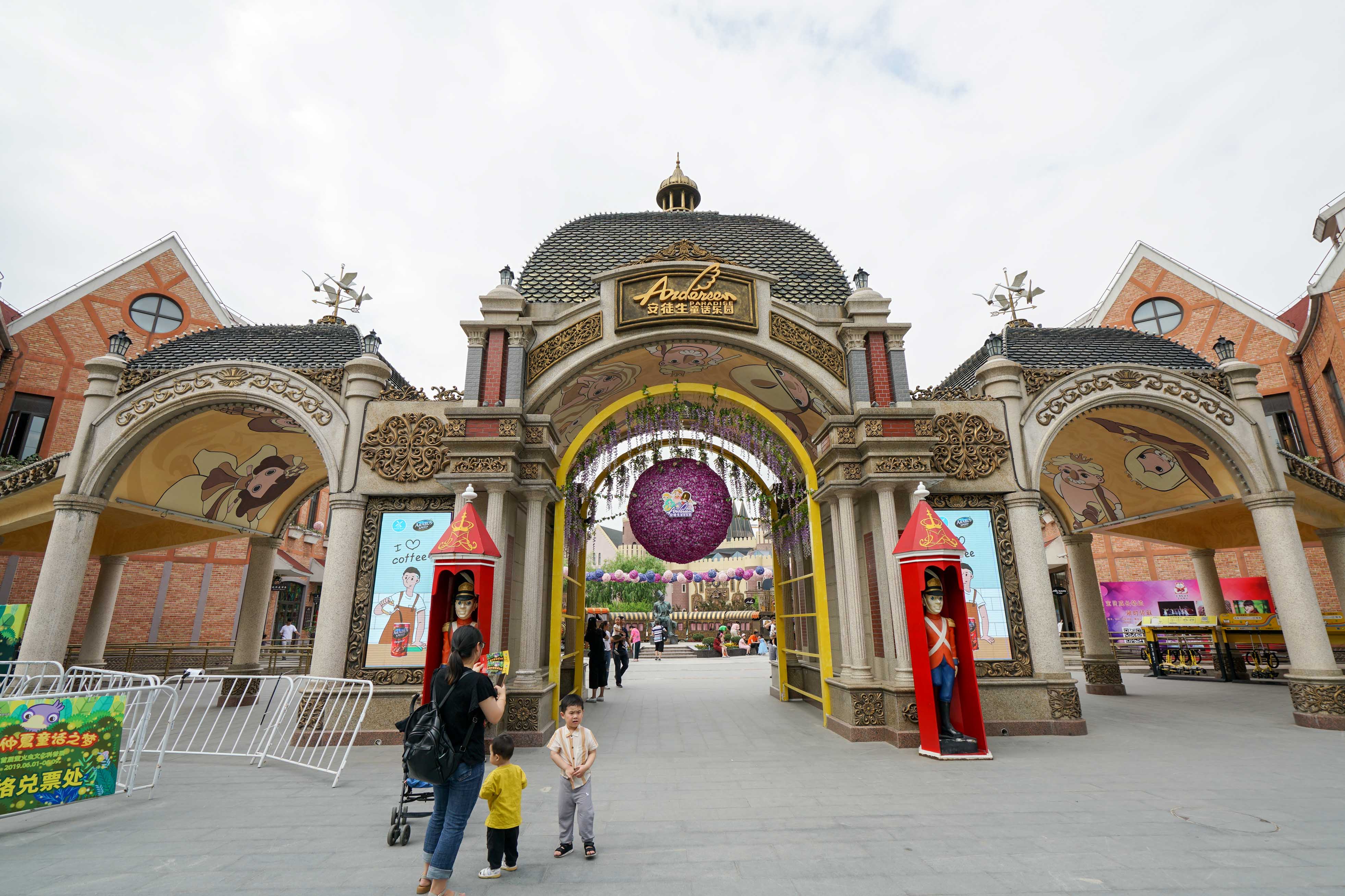 仲夏童话之梦"的开幕式,是在安徒生童话乐园里办的首届萤火虫文化科普