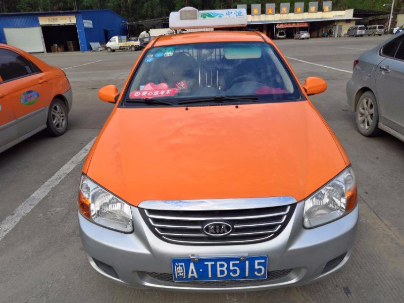 文明播报爱心送考百部出租车温暖赶考路