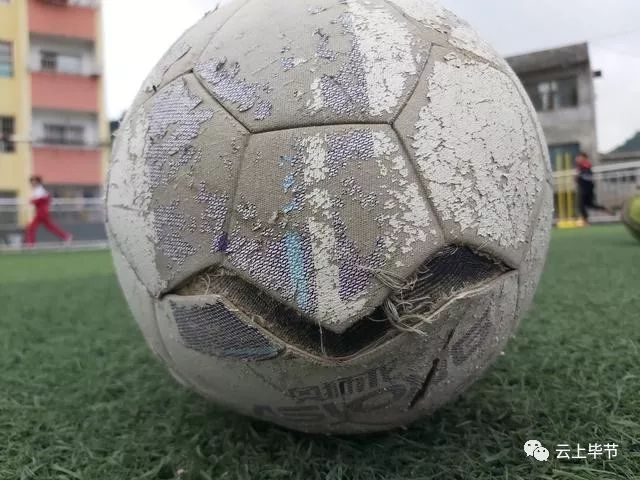 毕节乡村老师带着破足球去葡萄牙见巨星,背后故事暖哭了