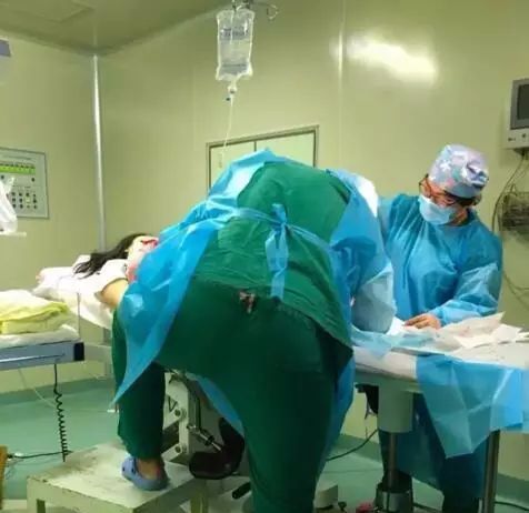 产妇生完孩子一小时,突然大喊大叫吓坏邻床,陪产老公偷偷抹眼泪