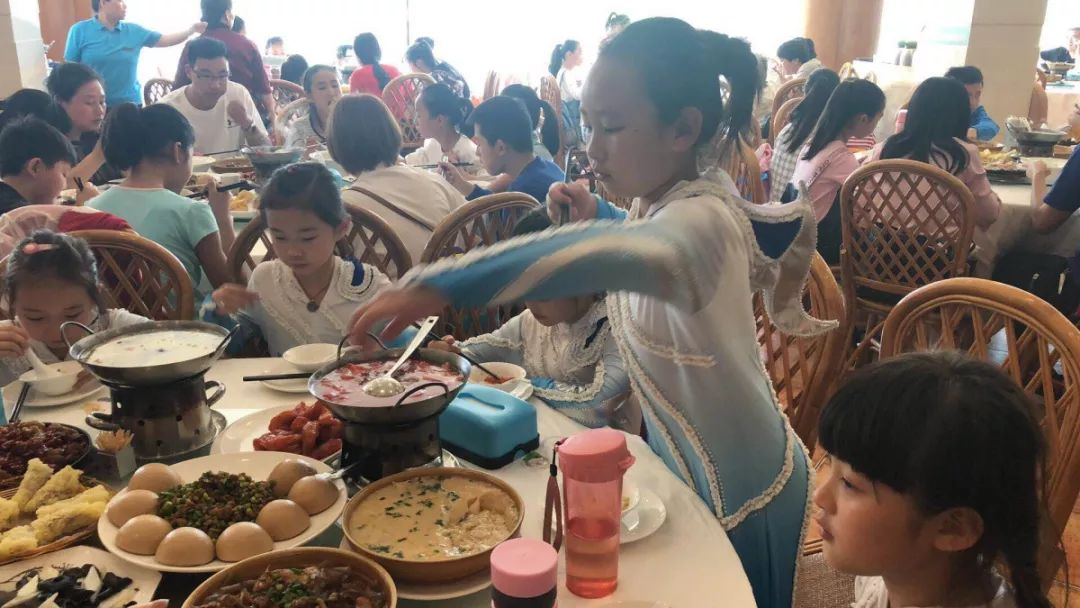 們緊鑼密鼓的地彩排與準備馬不停蹄地入場彩排經過兩個多小時的奔波