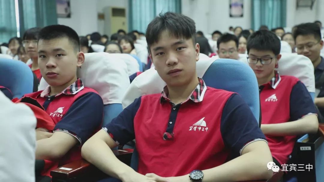 你们再看看书我再看看你们宜宾市三中2016级毕业典礼