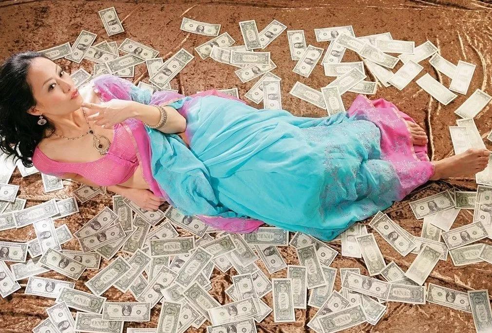 玫瑰女郎章小蕙香江第一拜金女的妖娆人生上