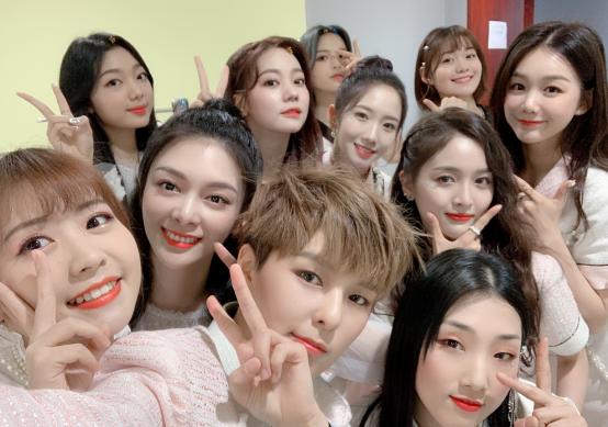 心机girl101女团助阵创造营傅菁晒3张自己美图晒弟弟丑照