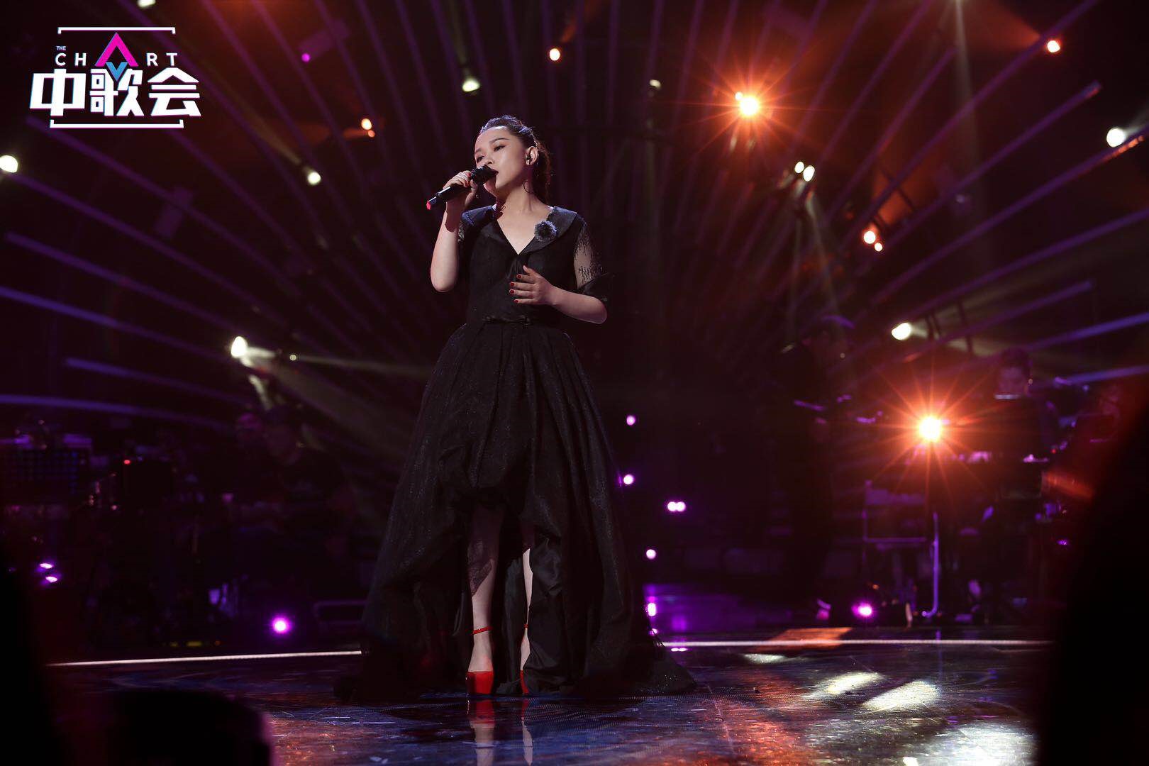 张玮伽首登中歌会舞台演唱新单蜡像展不俗唱功