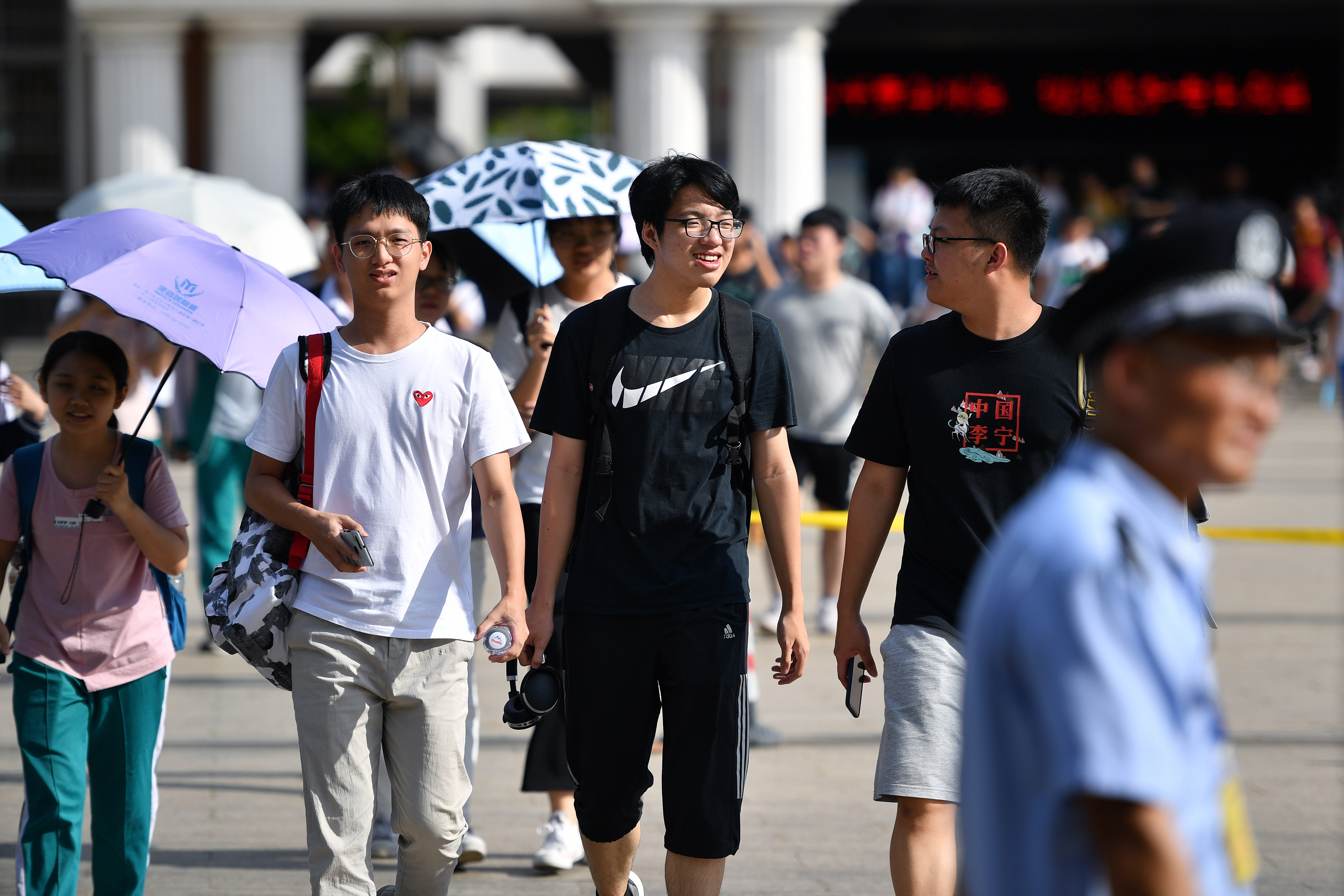 琼山中学高中部校服图片