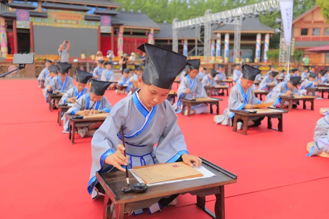 放榜了,快来看是哪家公子高中榜首