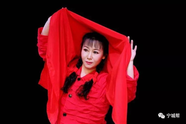 宁城县乌兰牧骑演出的现代评剧《宁城壮歌》在赤峰首演成功