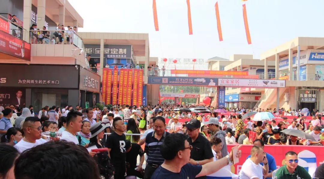 6月8日上午9点,柘城百汇集团·万洋商贸城迎来了盛大开业的喜庆日子