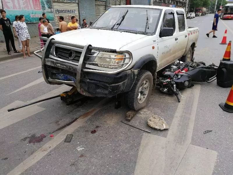 铃铛资讯黄石皮卡车与摩托车相撞致两人受伤被困消防员与热心群众接力