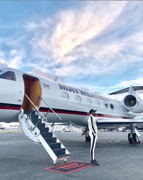 梅威瑟的私人飞机就有两架,豪车无数,名表也有40多块,而且有一只手表