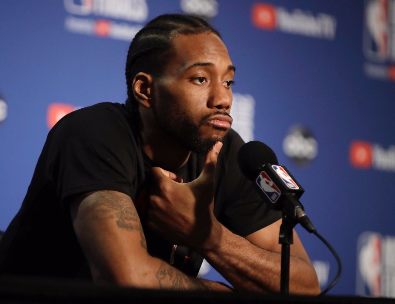 据名记汤姆-哈伯斯托透露,马刺队之前健身房有一台深蹲器械名叫"yoyo"