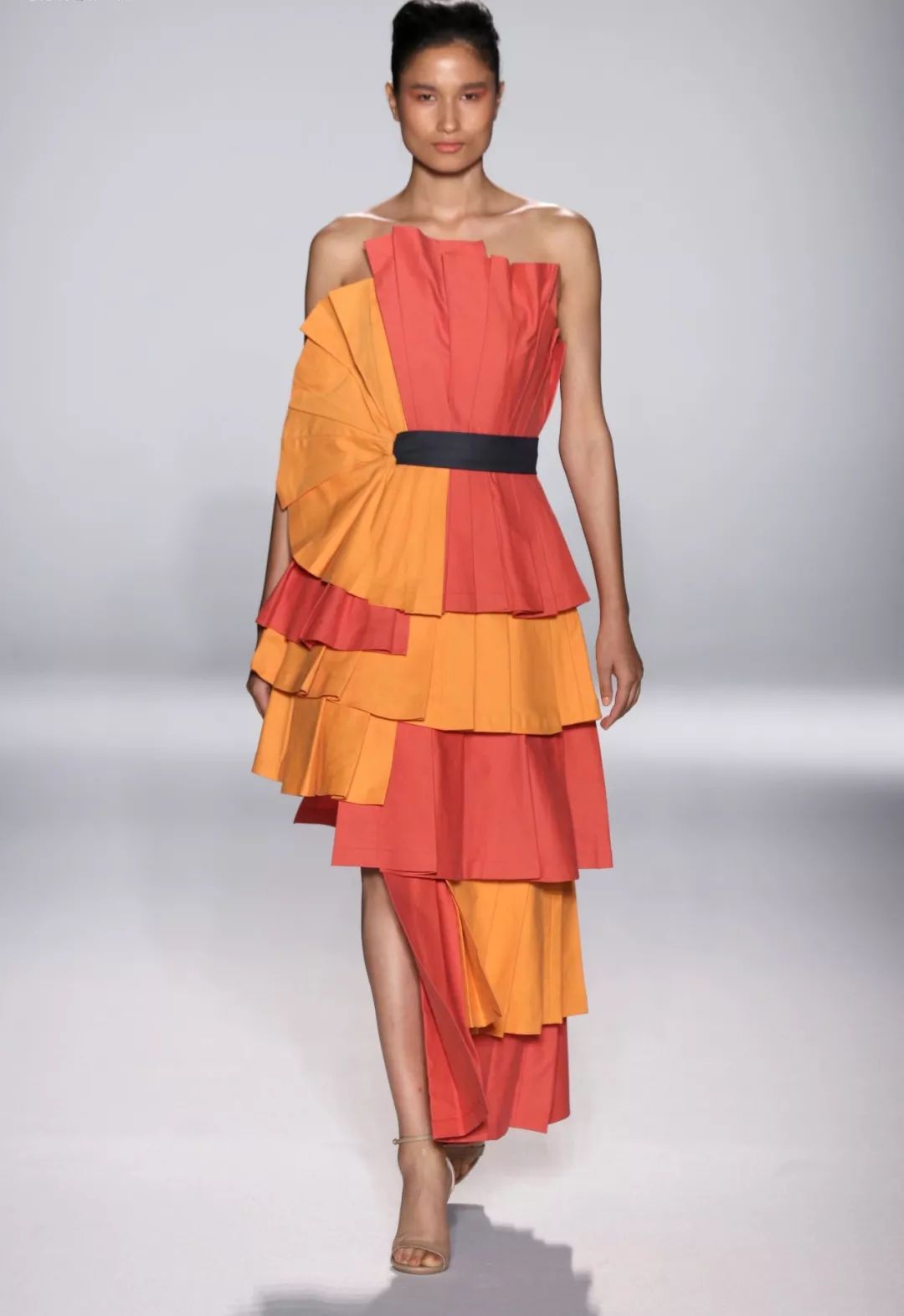 不对称服装丨设计师,哪会走什么寻常路!