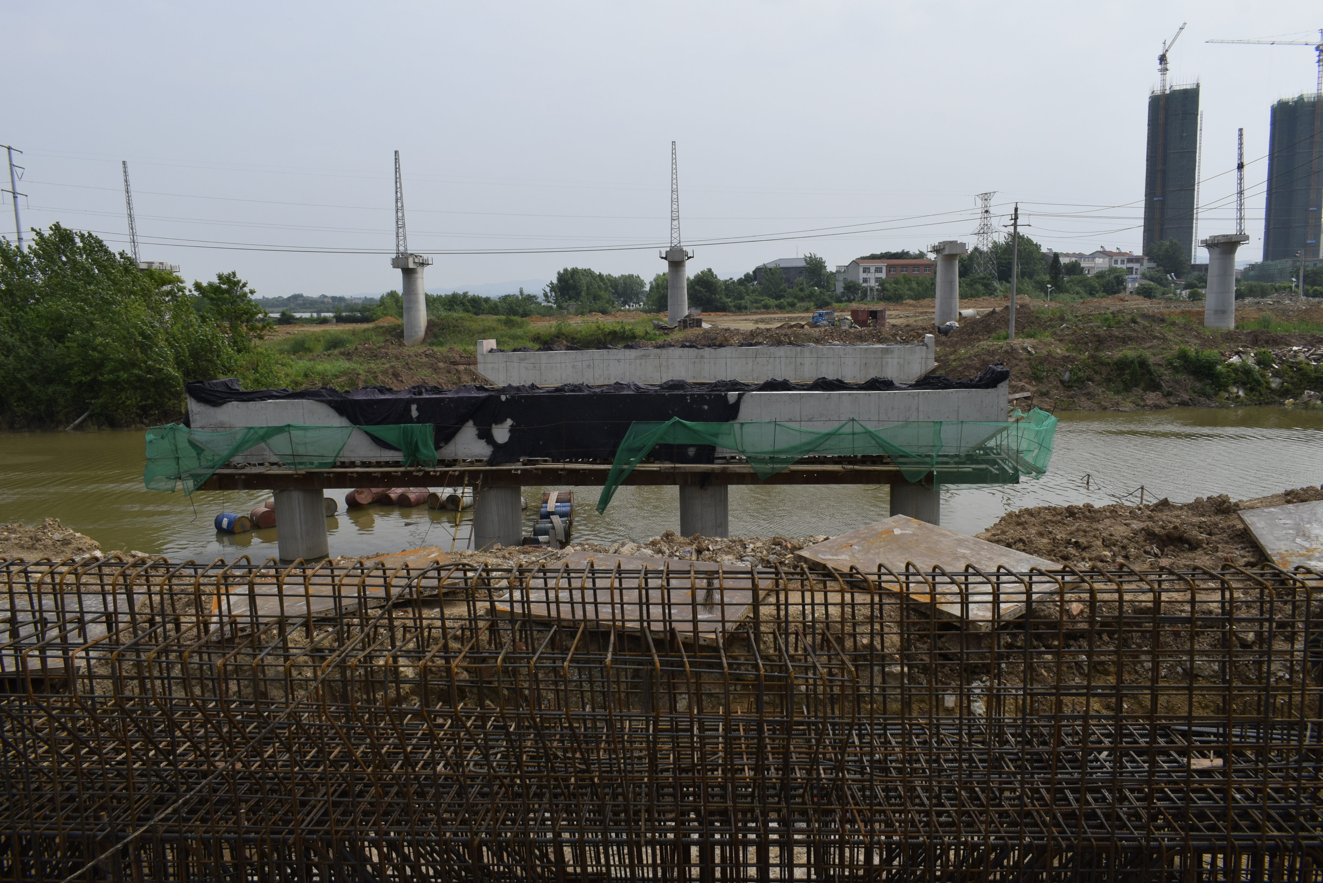 上部结构类型为预应力钢筋混泥土空心板,桥梁下部结构类型为柱式桥台