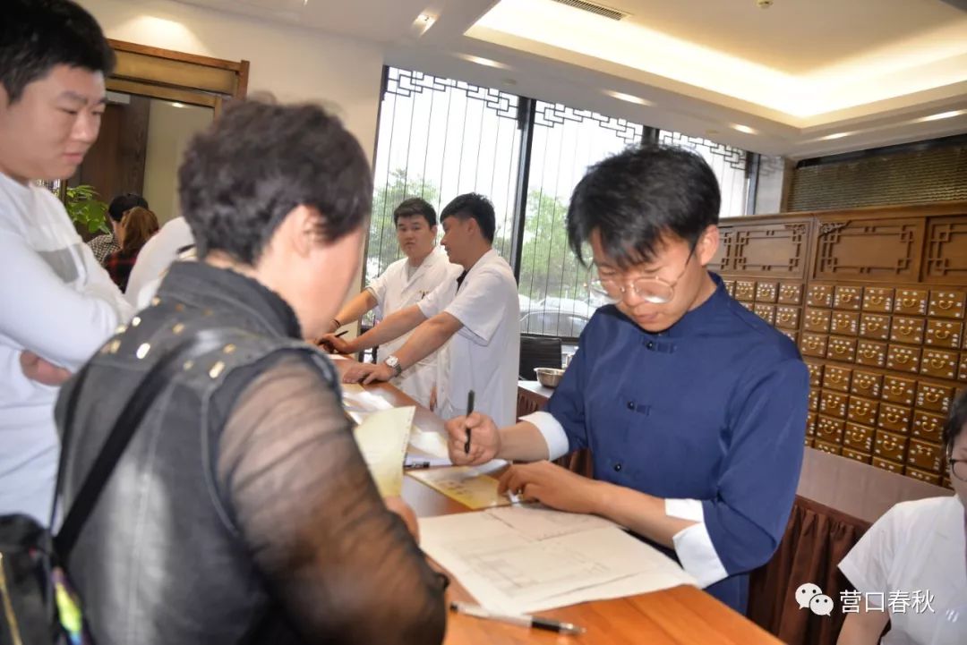 启动仪式结束后,现场嘉宾参与灵兰中医论坛和名医义诊等公益活动,并