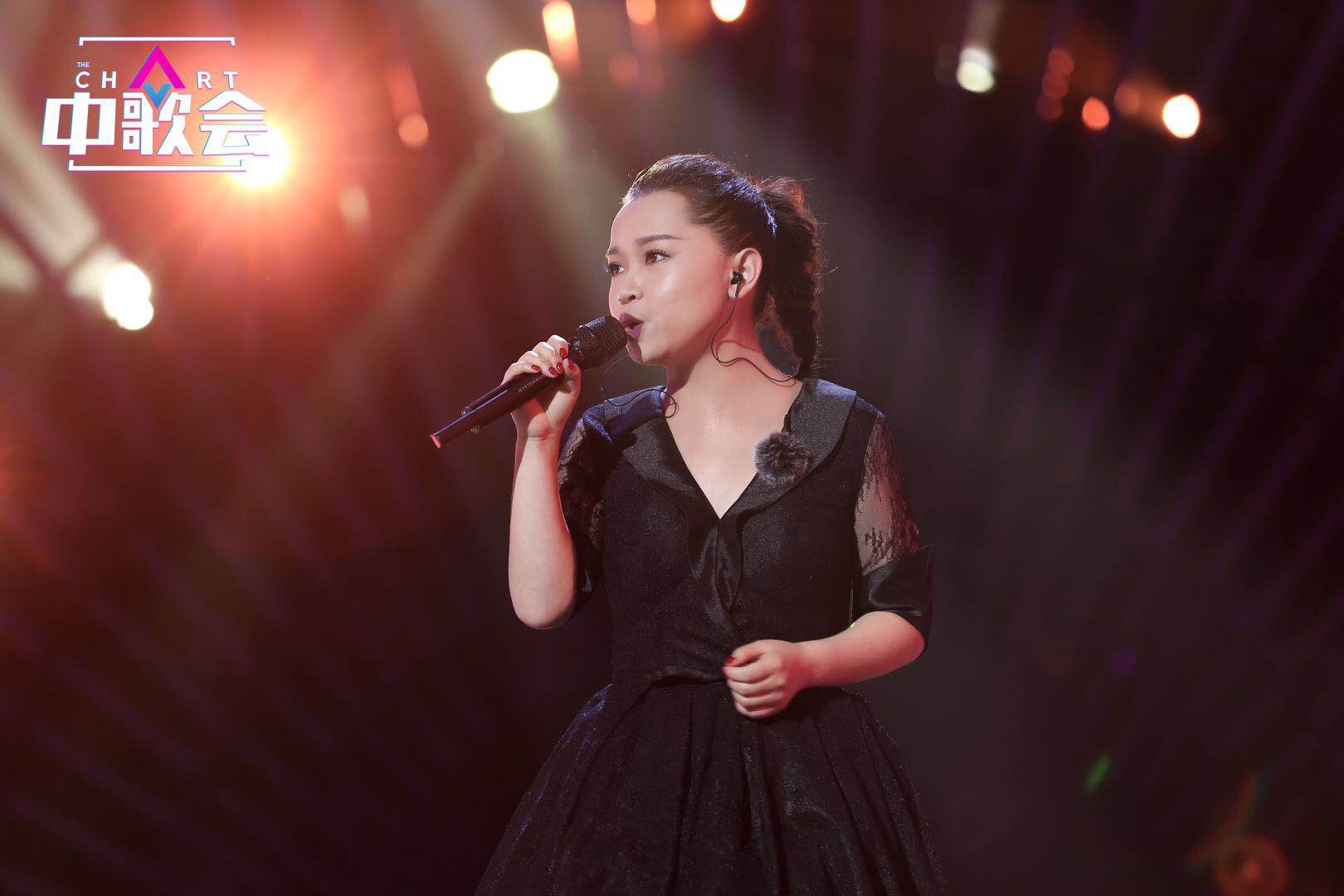 张玮伽首登中歌会舞台演唱新单蜡像展不俗唱功