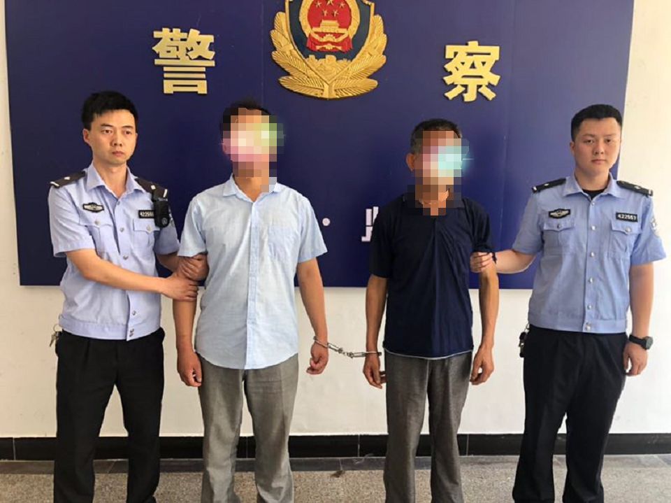 近日英山森林公安拘留两名犯罪嫌疑人他们是