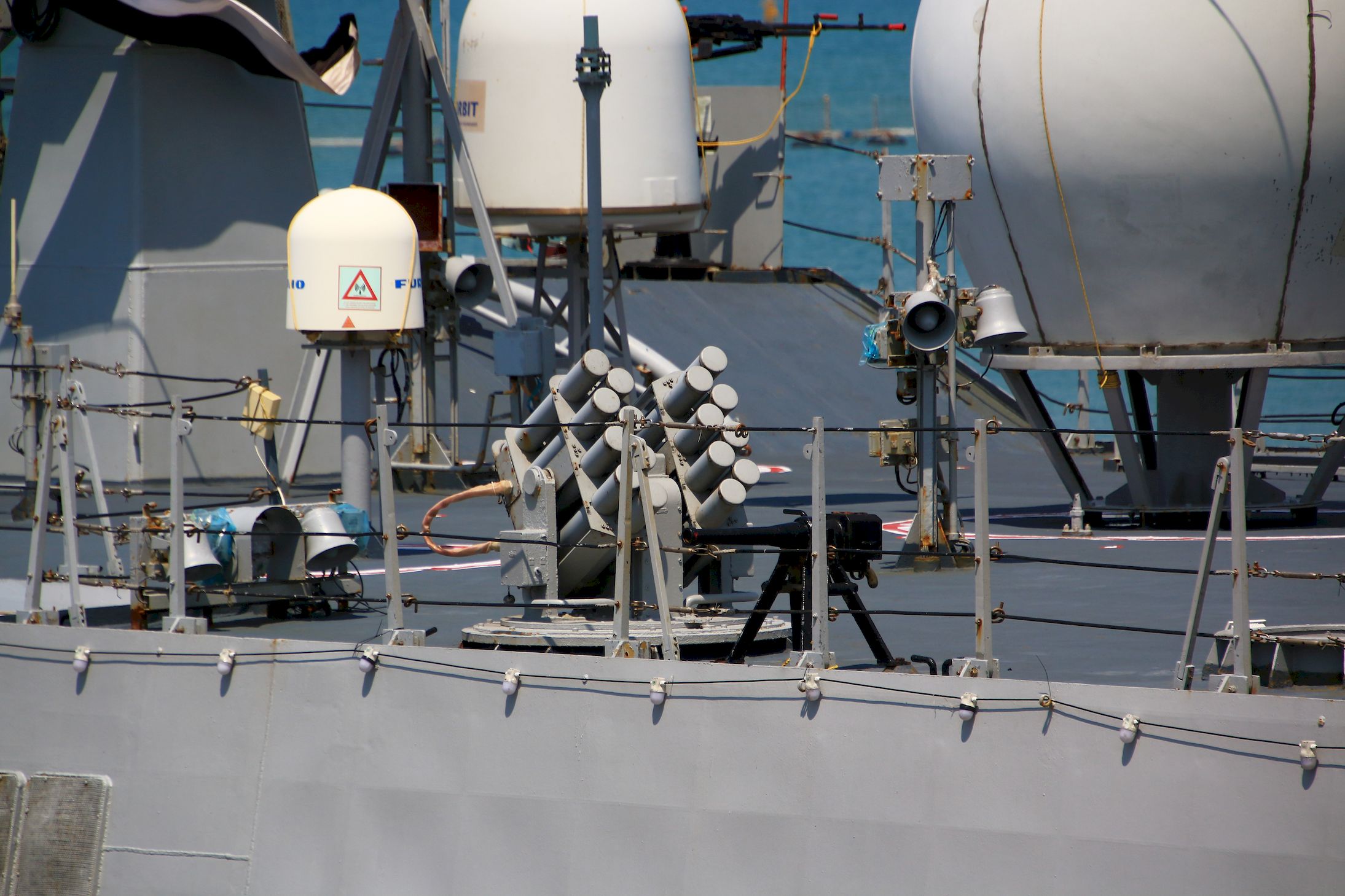 机库上的zif-121干扰弹发射器俄式533mm重型鱼雷发射器后桅杆四周的