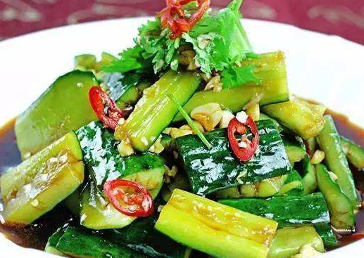 凉拌黄瓜不要直接拍,还需多加这一步,难怪每次做的不入味