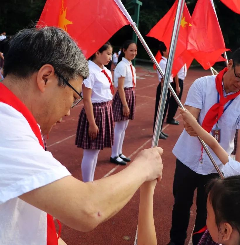 龙丰学校举行新少先队员入队仪式