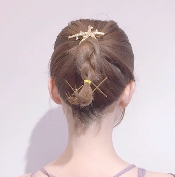 侧面看是这个样子的~从左侧开始,取出细细的一缕头发编成三股辫,用