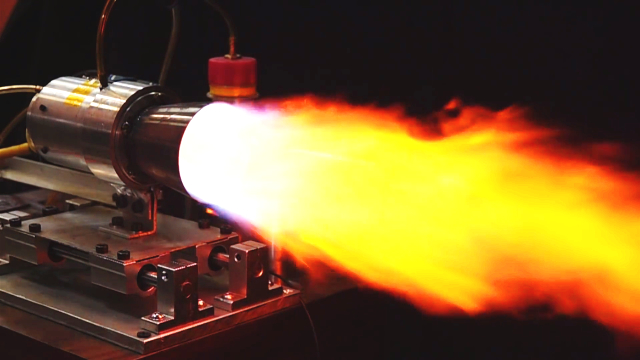 小型喷气式发动机看到喷出的红烧火焰就知道它的动力有多大了