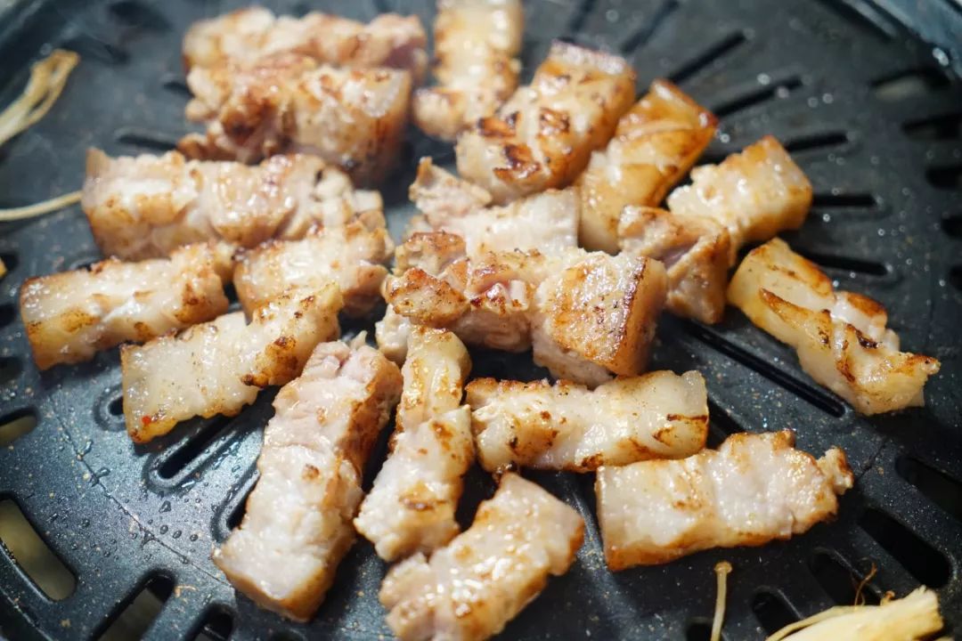 难怪这么多贵阳人喜欢这家烧烤,蘸料这么多!