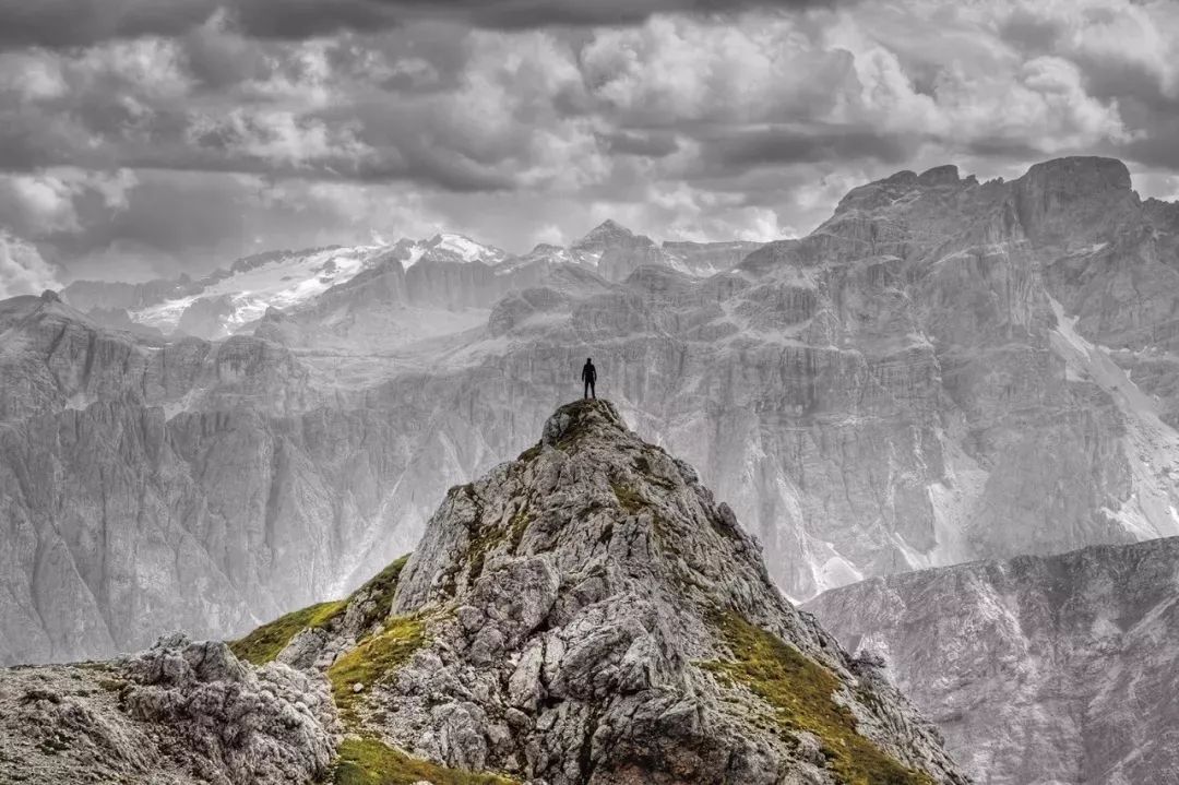 拥有诗意的世界观 他将人类在大自然面前的渺小与脆弱表现得淋漓尽致