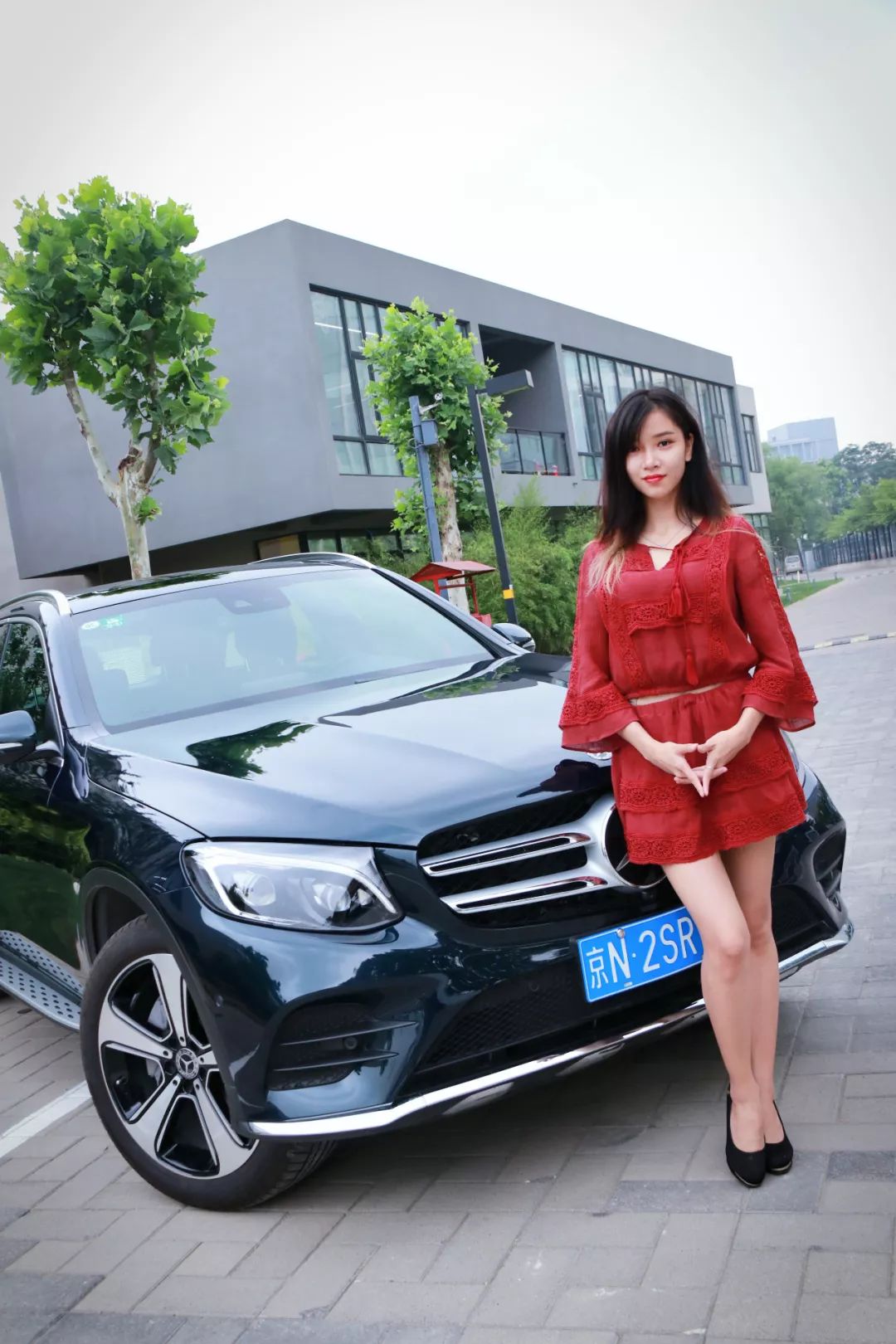 车友扒车模加长的腿要配加长的车长腿女神沉浸奔驰glcl