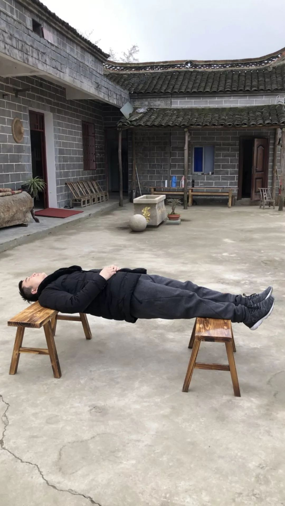 板凳睡功练起来,据说练此功法不到一刻钟,命门就已经热乎乎的了.