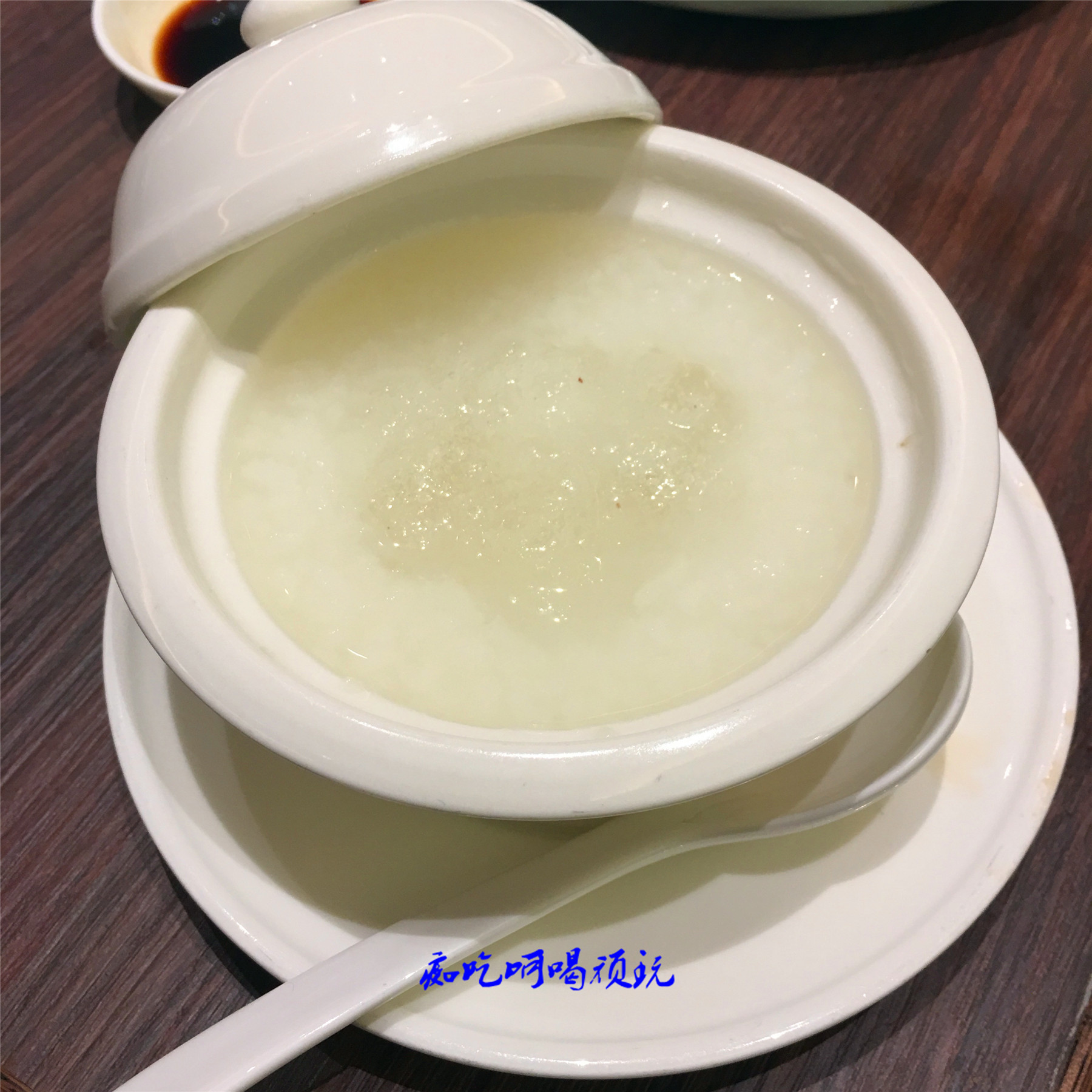 听说江南的女子最为温存又婉约,甜蜜又依人,冰清玉洁的「冰糖燕窝粥」