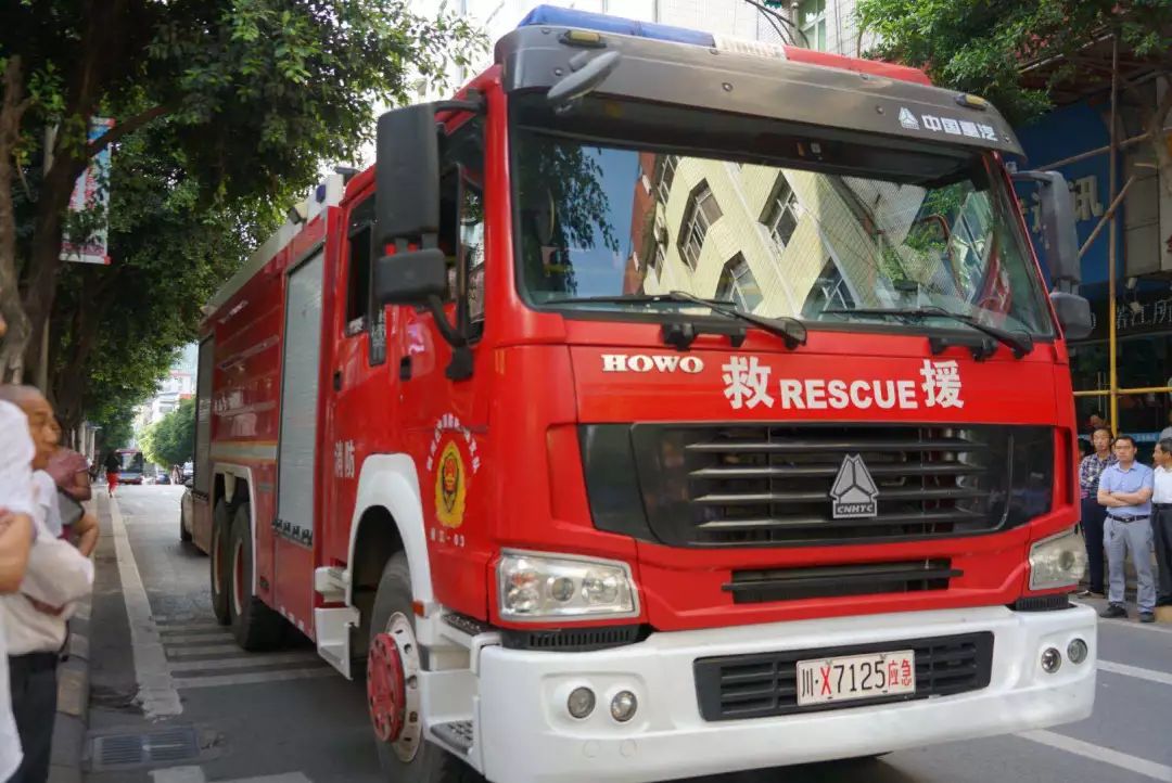 以便及时应对突发情况在考场外时刻待命警车,消防车,医疗救护车等应急