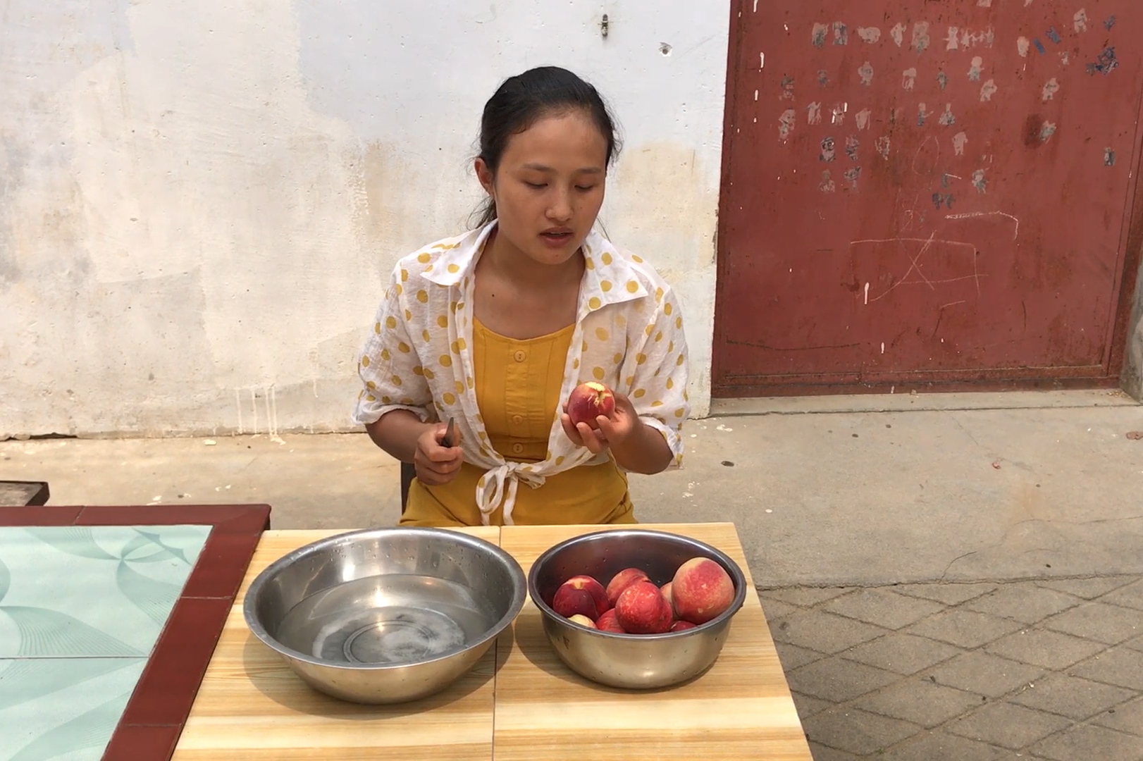 农村媳妇把桃子放水里一煮20分钟后变成水果罐头夏天降暑必备