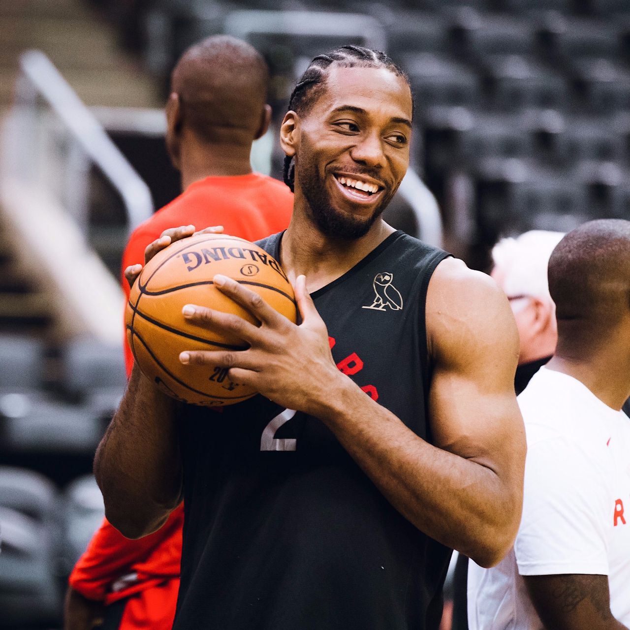 据名记汤姆-哈伯斯托透露,马刺队之前健身房有一台深蹲器械名叫"yoyo"