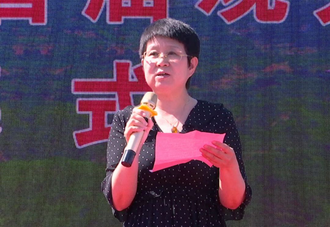 鹿泉区政府副区长吕焕举在开幕式上致辞,她说此次观光采摘节的举行