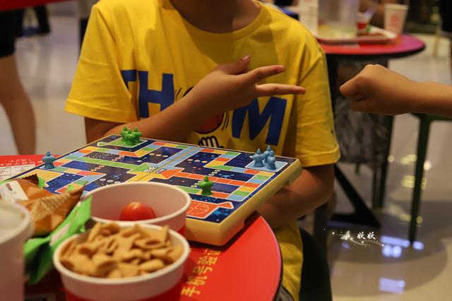 海底捞门前有一排排的等位专座,还有各种书报刊,游戏棋,免费零食,免费